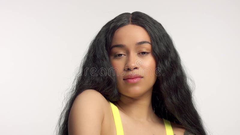 Modèle d'afro-américain de métis de beauté en portraits de studio avec la longue perruque de cheveux banque de vidéos