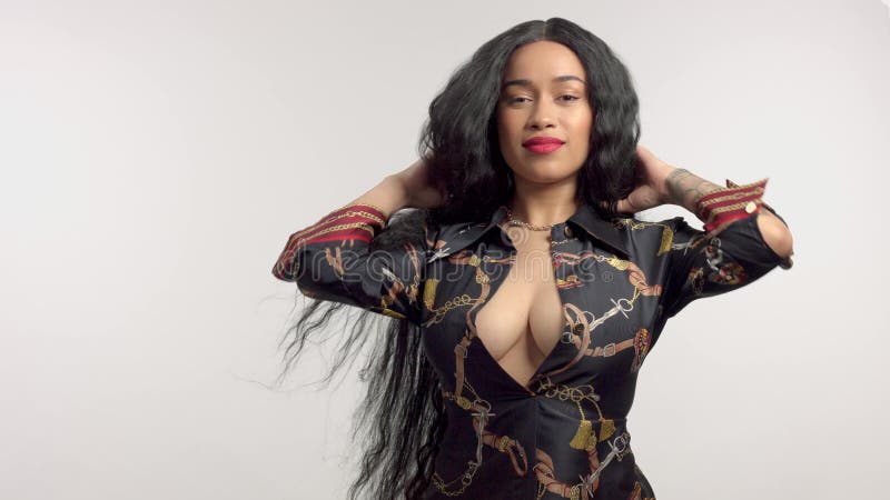 Modèle d'afro-américain de métis de beauté en portraits de studio avec la longue perruque de cheveux banque de vidéos