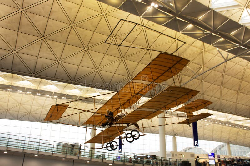 Modèle d'avion antique accrochant sur le terminal de PF de hall de Hong Kong International Airport photographie stock libre de droits Modèle d'avion antique accrochant sur le terminal de PF de hall de Hong Kong International Airport photographie stock libre de droits