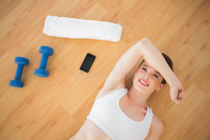 Modèle d'une chevelure de brun fatigué d'ajustement dans les vêtements de sport détendant après sport photo stock Modèle d'une chevelure de brun fatigué d'ajustement dans les vêtements de sport détendant après sport photo stock
