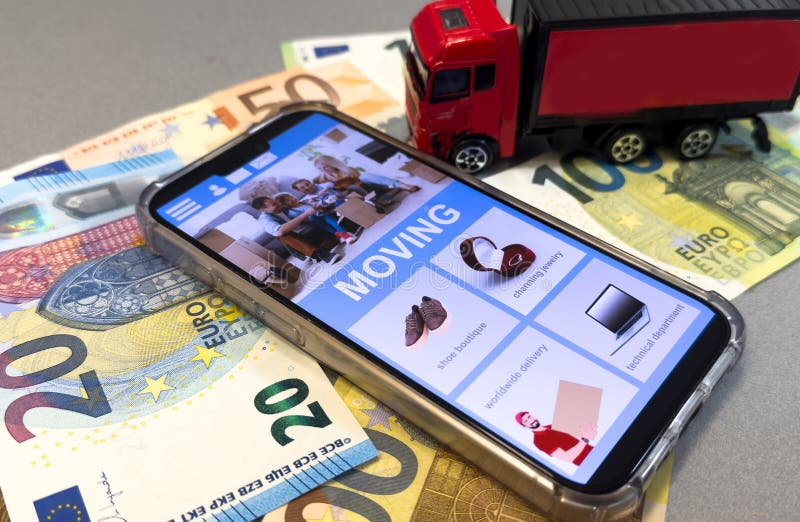 Modèle de camion chargé de marchandises avec de l'argent. concept d'entreprise de transport qui peut faire beaucoup d'argent aujou images stock