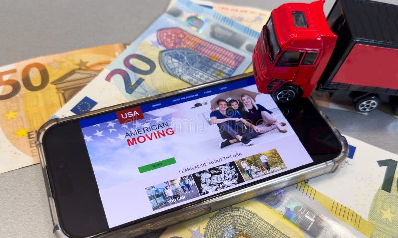 Modèle de camion chargé de marchandises avec de l'argent. concept d'entreprise de transport qui peut faire beaucoup d'argent aujou images stock