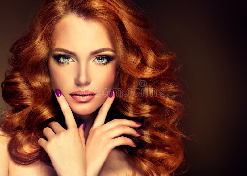 Modèle de fille avec de longs cheveux rouges bouclés photo libre de droits Modèle de fille avec de longs cheveux rouges bouclés photo libre de droits