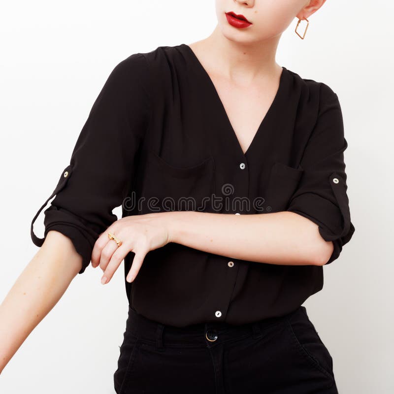 Modèle de hippie butin Style minimal Charme de vintage Modèle à la mode dans une chemise en soie à la mode et un pantalon noir ?q photo libre de droits Modèle de hippie butin Style minimal Charme de vintage Modèle à la mode dans une chemise en soie à la mode et un pantalon noir ?q photo libre de droits
