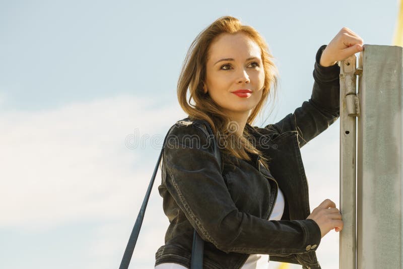 Modèle de mode en cuir veste en plein air image libre de droits
