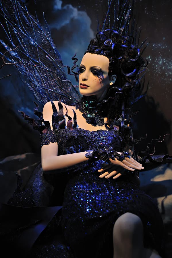 Modèle de mode élevée dans la robe bleue et l'imagination s photo stock Modèle de mode élevée dans la robe bleue et l'imagination s photo stock