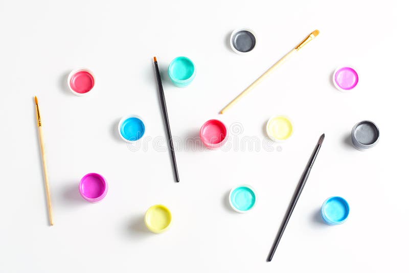 Modèle de peinture acrylique dans les boîtes et les brosses vue d'en haut photographie stock libre de droits Modèle de peinture acrylique dans les boîtes et les brosses vue d'en haut photographie stock libre de droits