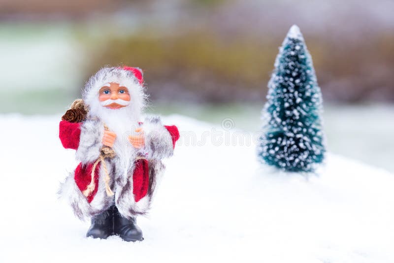 Modèle de Santa Claus se tenant dans la neige blanche dehors images stock Modèle de Santa Claus se tenant dans la neige blanche dehors images stock