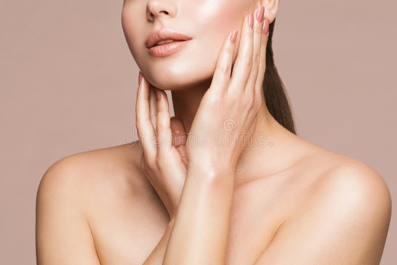 Modèle de traitement de beauté de femme touchant la belle fin de maquillage de la fille de peau claire parfaite de face vers le ha