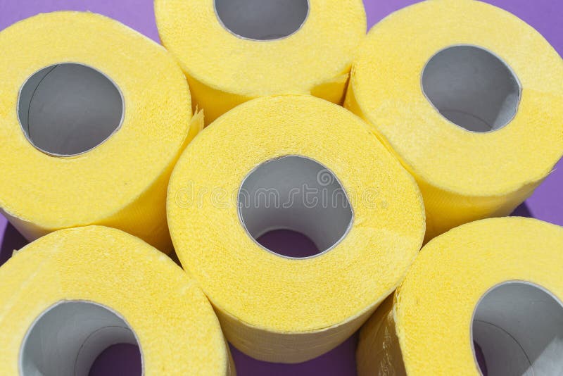 Modèle des petits pains jaunes lumineux de papier hygiénique sur le fond pourpre Composition plate, vue supérieure images libres de droits Modèle des petits pains jaunes lumineux de papier hygiénique sur le fond pourpre Composition plate, vue supérieure images libres de droits