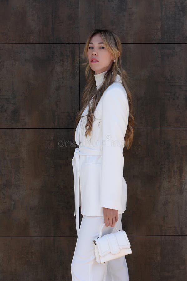 Modèle femme en costume blanc pose image stock
