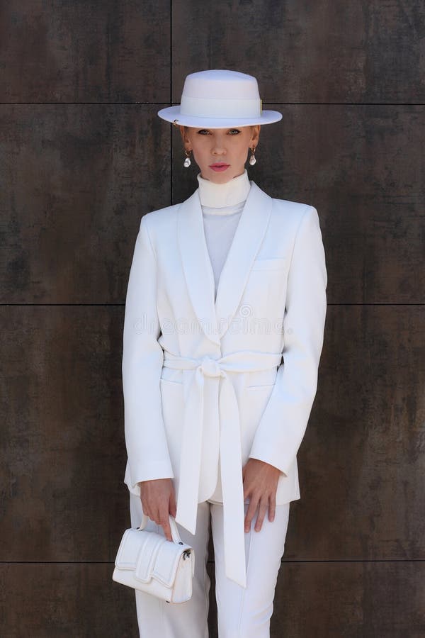 Modèle femme en costume blanc pose images stock