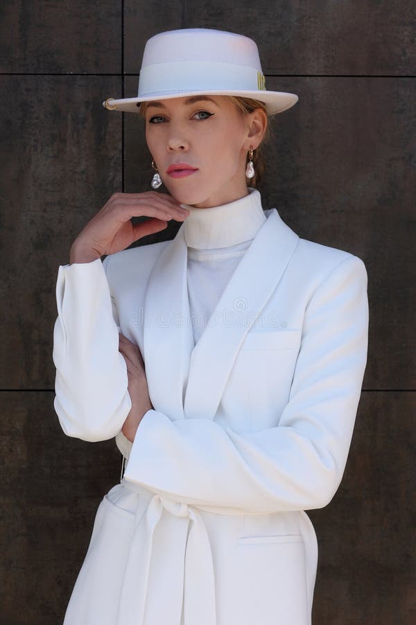 Modèle femme en costume blanc pose images libres de droits