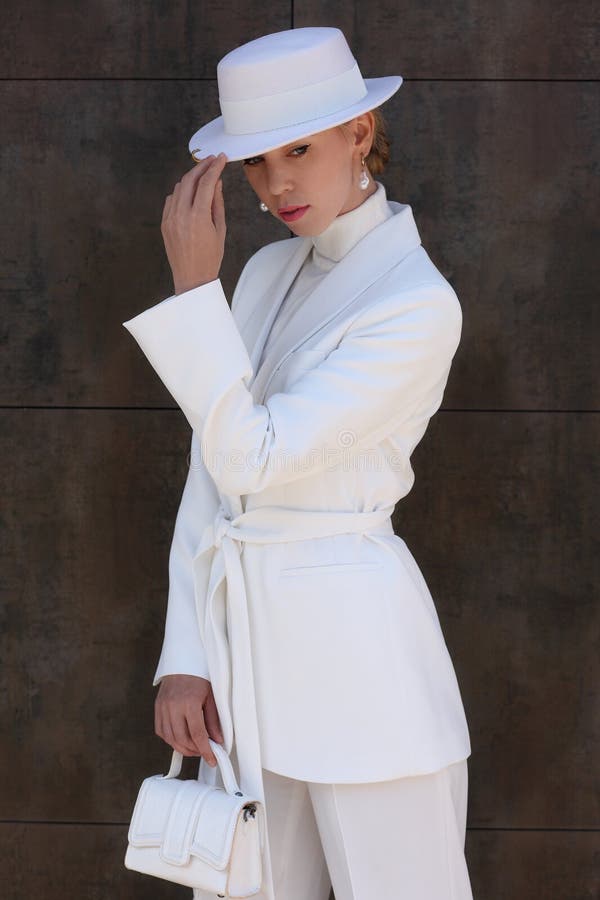 Modèle femme en costume blanc pose photographie stock