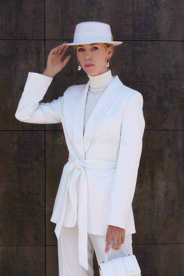 Modèle femme en costume blanc pose photo libre de droits