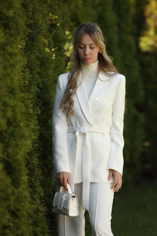 Modèle femme en costume blanc pose image stock