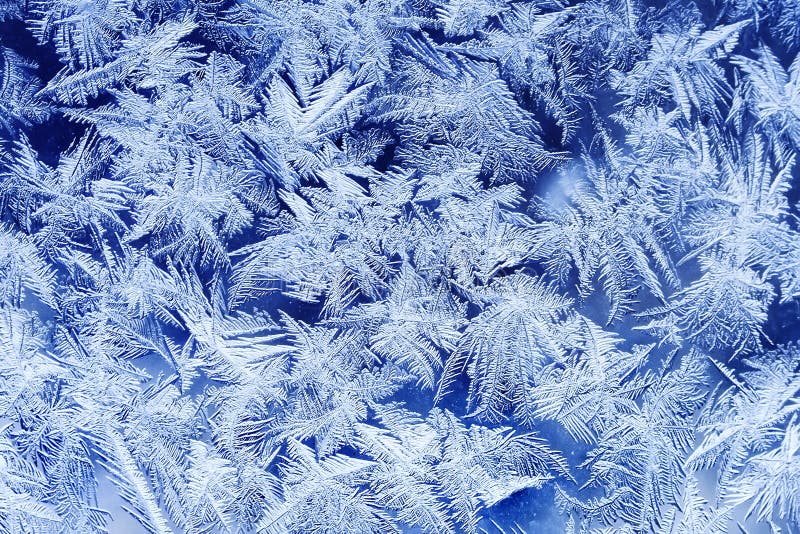 modèle givré de fête avec les flocons de neige blancs sur un fond bleu sur le verre photographie stock modèle givré de fête avec les flocons de neige blancs sur un fond bleu sur le verre photographie stock
