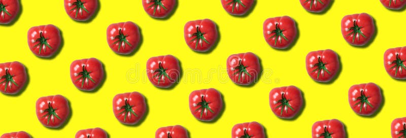 Modèle rouge de tomates sur le fond jaune à la mode avec l'espace de copie. Vue de dessus. Configuration plate. Conception d'embal photographie stock