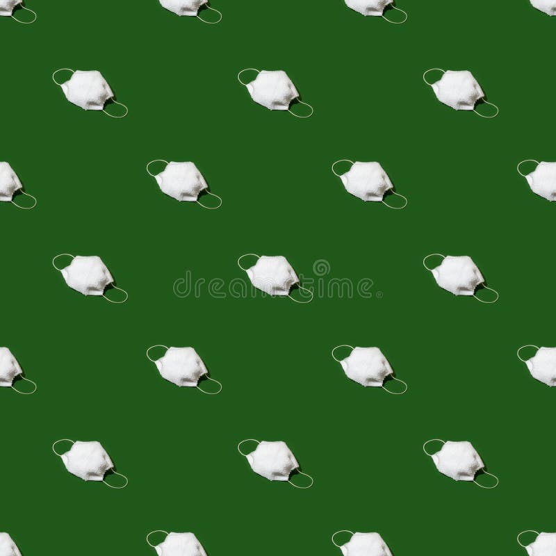 Modèle seasmless de masque protecteur de fourrure sur le fond vert naturel- concept drôle, ombres dures Port saisonnier à froid d'hiver dans l'isolement universel, idée créative minimale à la mode, nouveau 2021 normal