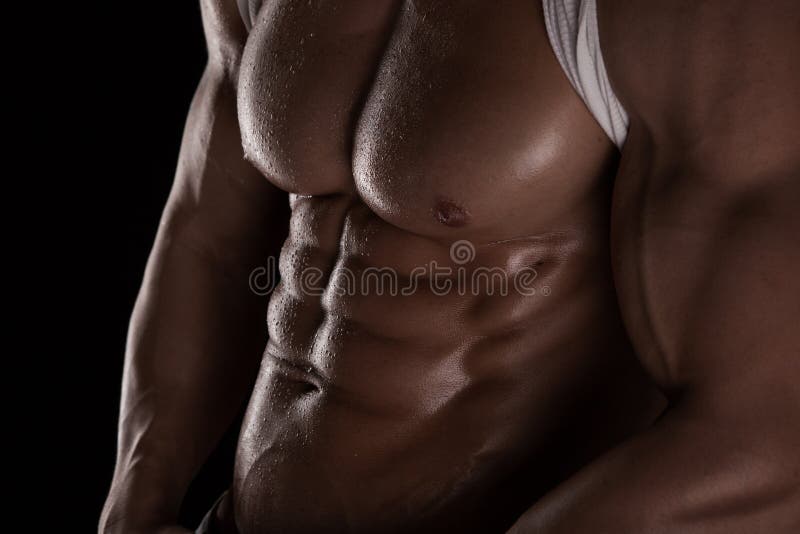 Modèle sportif fort Torso de forme physique d'homme montrant six ABS de paquet. photo libre de droits Modèle sportif fort Torso de forme physique d'homme montrant six ABS de paquet. photo libre de droits