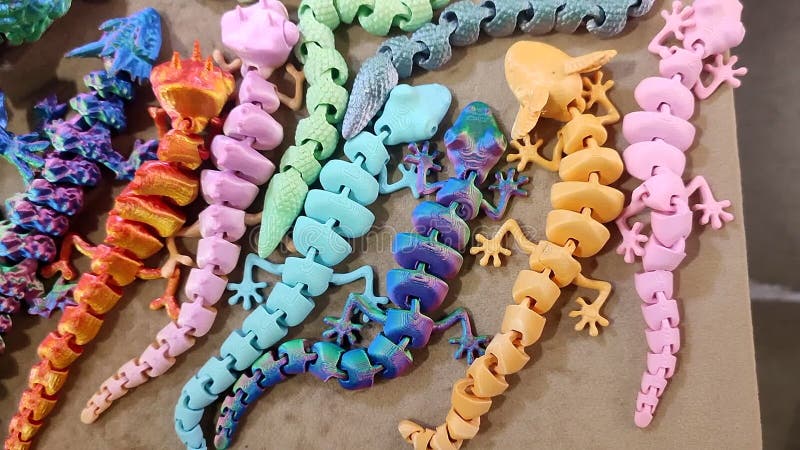 Modèles créatifs multicolores imprimés sur imprimante 3D à partir de plastique moulé. banque de vidéos
