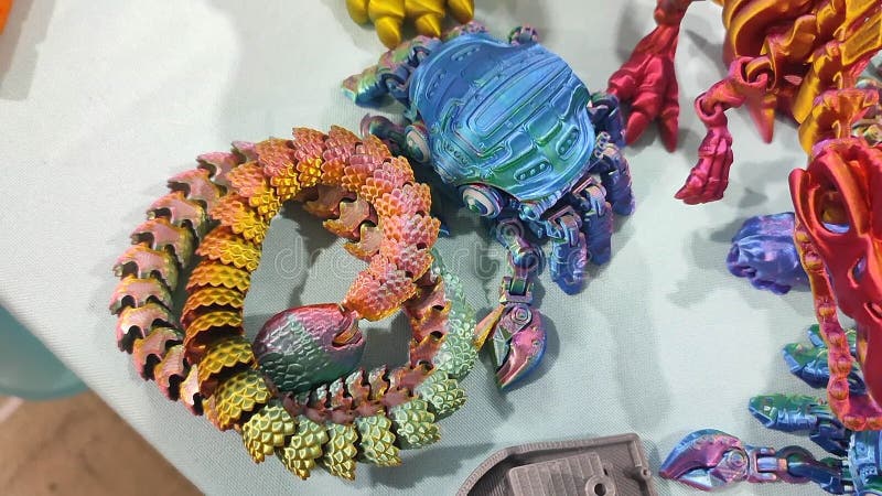 Modèles créatifs multicolores imprimés sur imprimante 3D à partir de plastique moulé. clips vidéos