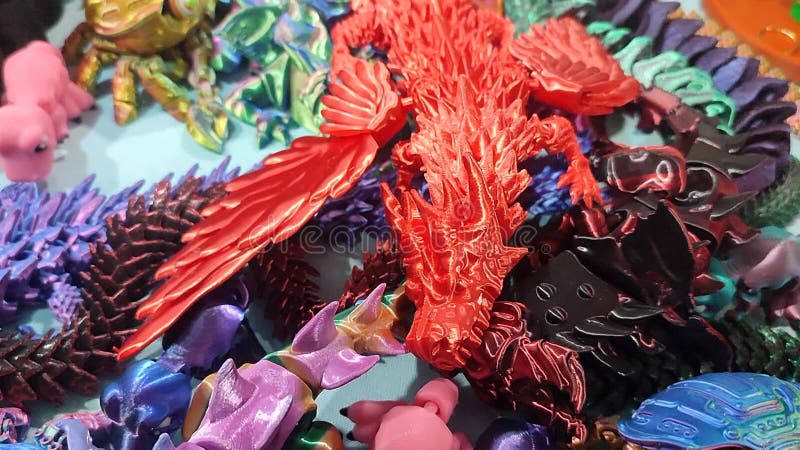 Modèles créatifs multicolores imprimés sur imprimante 3D à partir de plastique moulé. clips vidéos