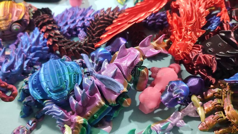 Modèles créatifs multicolores imprimés sur imprimante 3D à partir de plastique moulé. banque de vidéos
