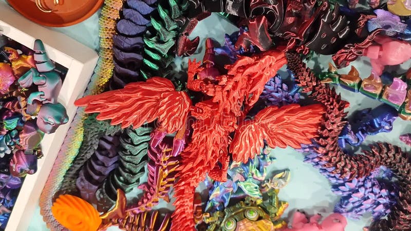 Modèles créatifs multicolores imprimés sur imprimante 3D à partir de plastique moulé. banque de vidéos