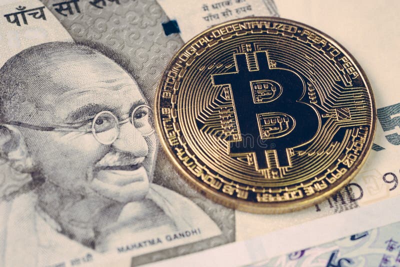 Moeda cripto de Bitcoin proibida no conceito da Índia, fechado acima do tiro imagem de stock Moeda cripto de Bitcoin proibida no conceito da Índia, fechado acima do tiro imagem de stock
