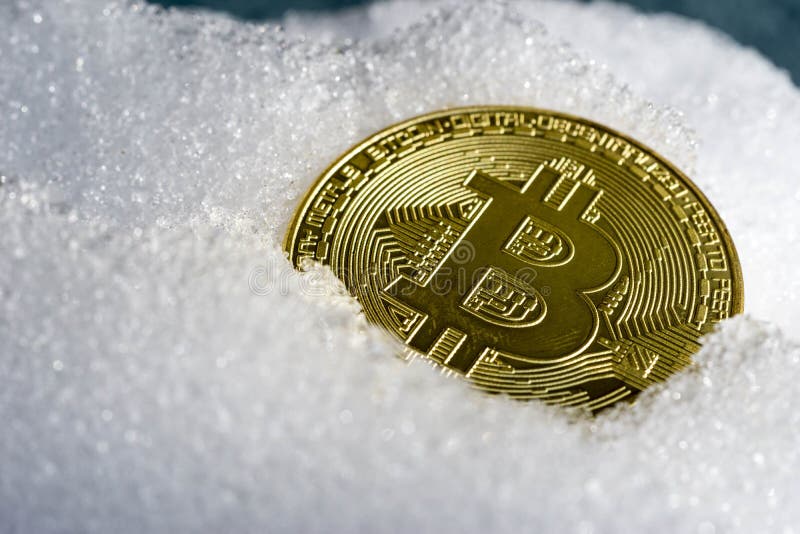 Moeda de Bitcoin no gelo ou na neve imagens de stock Moeda de Bitcoin no gelo ou na neve imagens de stock