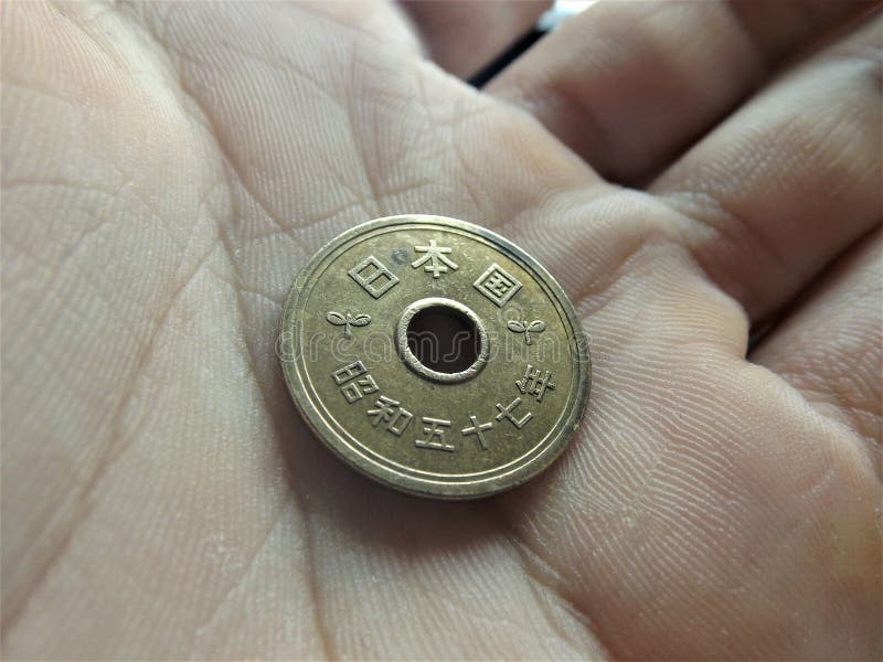 Moeda de 5 ienes japoneses em minha mão