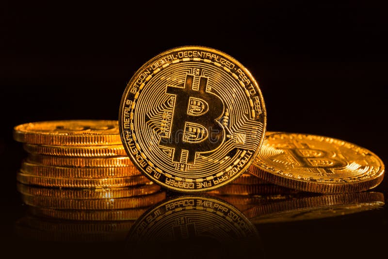 Moeda de ouro de Bitcoin no fundo preto fotografia de stock royalty free Moeda de ouro de Bitcoin no fundo preto fotografia de stock royalty free