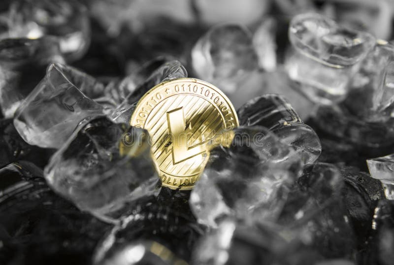 Moeda do litecoin do ouro no fundo do gelo Litecoins da mineração O conceito da troca no inverno freeze Mineração de Blockchain imagens de stock royalty free Moeda do litecoin do ouro no fundo do gelo Litecoins da mineração O conceito da troca no inverno freeze Mineração de Blockchain imagens de stock royalty free