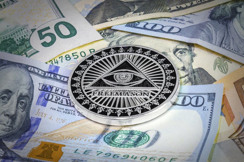 Moeda do símbolo do franco-maçom em cem notas de dólar Cryptocurrency fotografia de stock royalty free Moeda do símbolo do franco-maçom em cem notas de dólar Cryptocurrency fotografia de stock royalty free