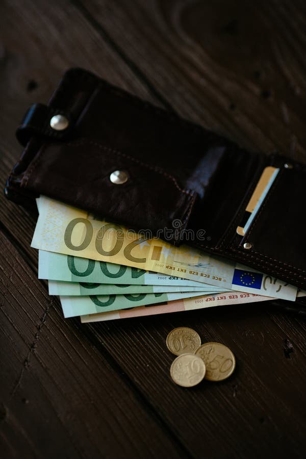 Moeda em euros dentro da carteira castanha fotos de stock Moeda em euros dentro da carteira castanha fotos de stock