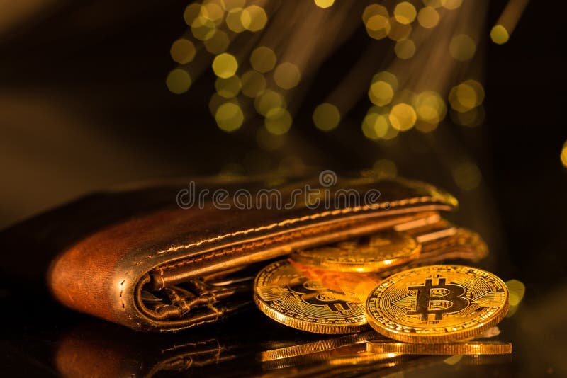 Moedas de ouro de Bitcoin com carteira Conceito virtual do cryptocurrency foto de stock royalty free Moedas de ouro de Bitcoin com carteira Conceito virtual do cryptocurrency foto de stock royalty free