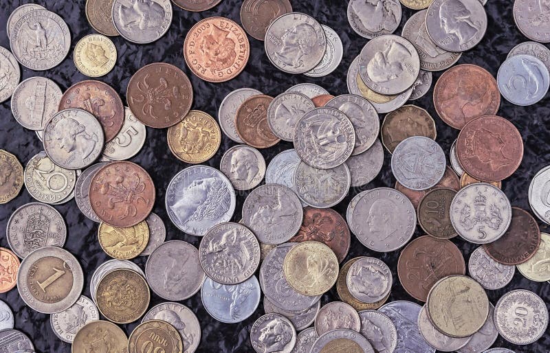 Moedas de pa?ses diferentes do mundo Uma cole??o de moedas velhas e modernas Fundo das moedas do metal imagem de stock royalty free Moedas de pa?ses diferentes do mundo Uma cole??o de moedas velhas e modernas Fundo das moedas do metal imagem de stock royalty free