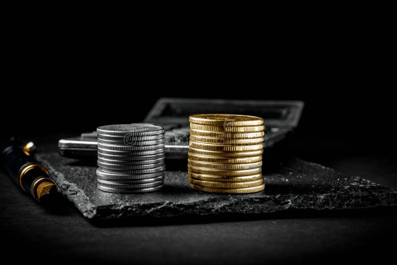 Moedas de uma pena de fonte, da calculadora, as de prata e as douradas Conceito do negócio, da finança ou do investimento imagens de stock Moedas de uma pena de fonte, da calculadora, as de prata e as douradas Conceito do negócio, da finança ou do investimento imagens de stock