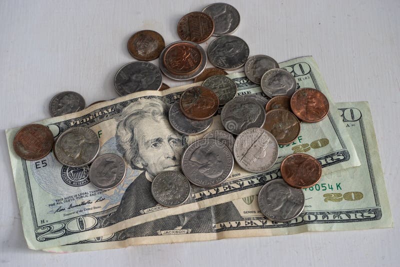 Moedas em numerário e notas de dólar imagens de stock Moedas em numerário e notas de dólar imagens de stock