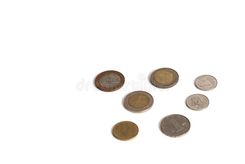 Moedas isoladas em um fundo branco de valores diferentes imagens de stock royalty free Moedas isoladas em um fundo branco de valores diferentes imagens de stock royalty free