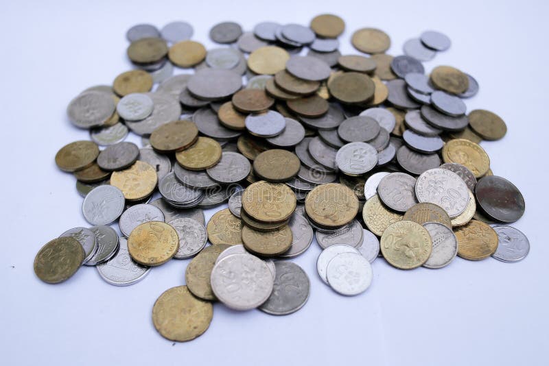 Moedas malaias sobre o fundo branco foto de stock royalty free Moedas malaias sobre o fundo branco foto de stock royalty free