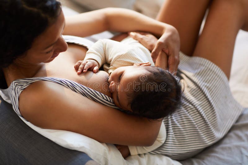 Moeder de borst gevende baby in comfortabele positie royalty-vrije stock afbeeldingen Moeder de borst gevende baby in comfortabele positie royalty-vrije stock afbeeldingen