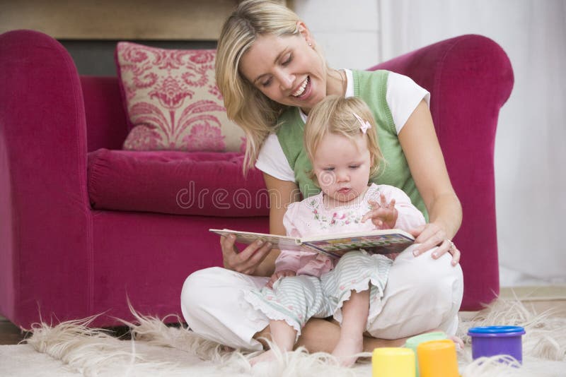 Moeder die aan dochter leest royalty-vrije stock afbeeldingen Moeder die aan dochter leest royalty-vrije stock afbeeldingen