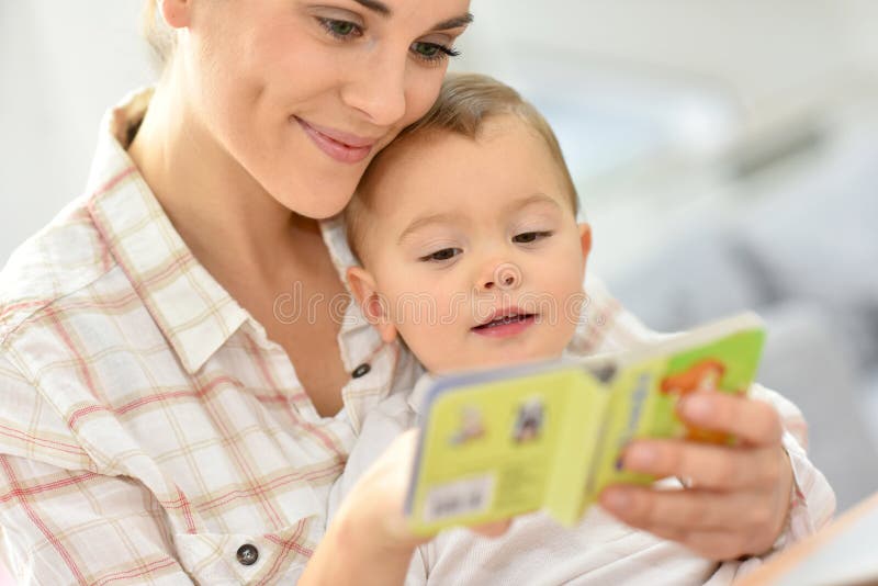 Moeder die een verhaal vertellen aan haar babymeisje royalty-vrije stock afbeeldingen Moeder die een verhaal vertellen aan haar babymeisje royalty-vrije stock afbeeldingen