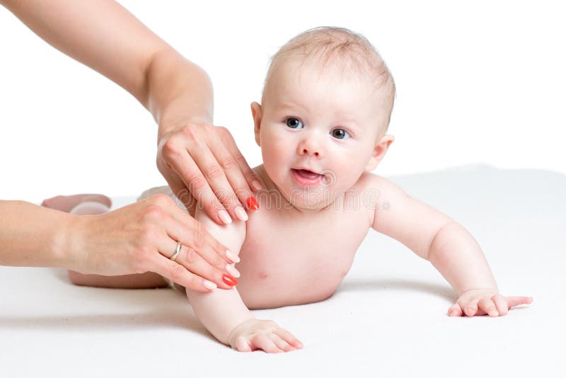 Moeder die haar baby masseert stock afbeeldingen Moeder die haar baby masseert stock afbeeldingen