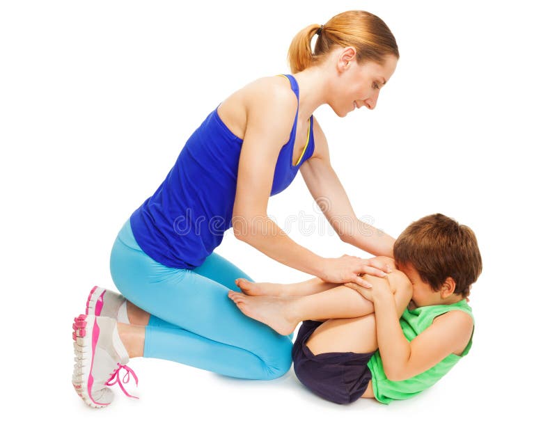 Moeder die haar jong geitjezoon onderwijzen die gymnastiek maken stock fotografie Moeder die haar jong geitjezoon onderwijzen die gymnastiek maken stock fotografie