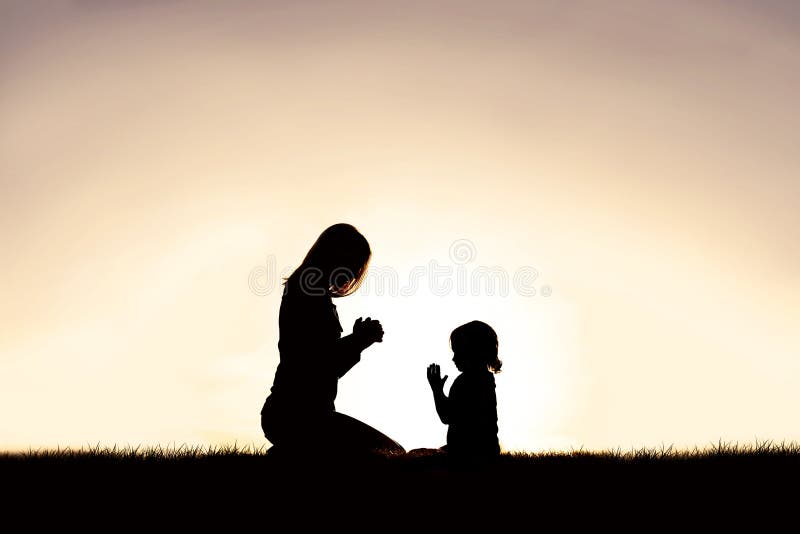 Moeder die met haar Jong Kind buiten bij Zonsondergang bidden