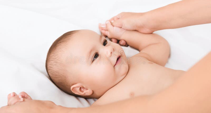 Moeder die versterkend oefeningen voor haar aanbiddelijke baby doen royalty-vrije stock foto Moeder die versterkend oefeningen voor haar aanbiddelijke baby doen royalty-vrije stock foto