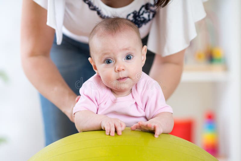 Moeder En Haar Baby Die Pret Met Gymnastiek Bal Hebben Stock Foto